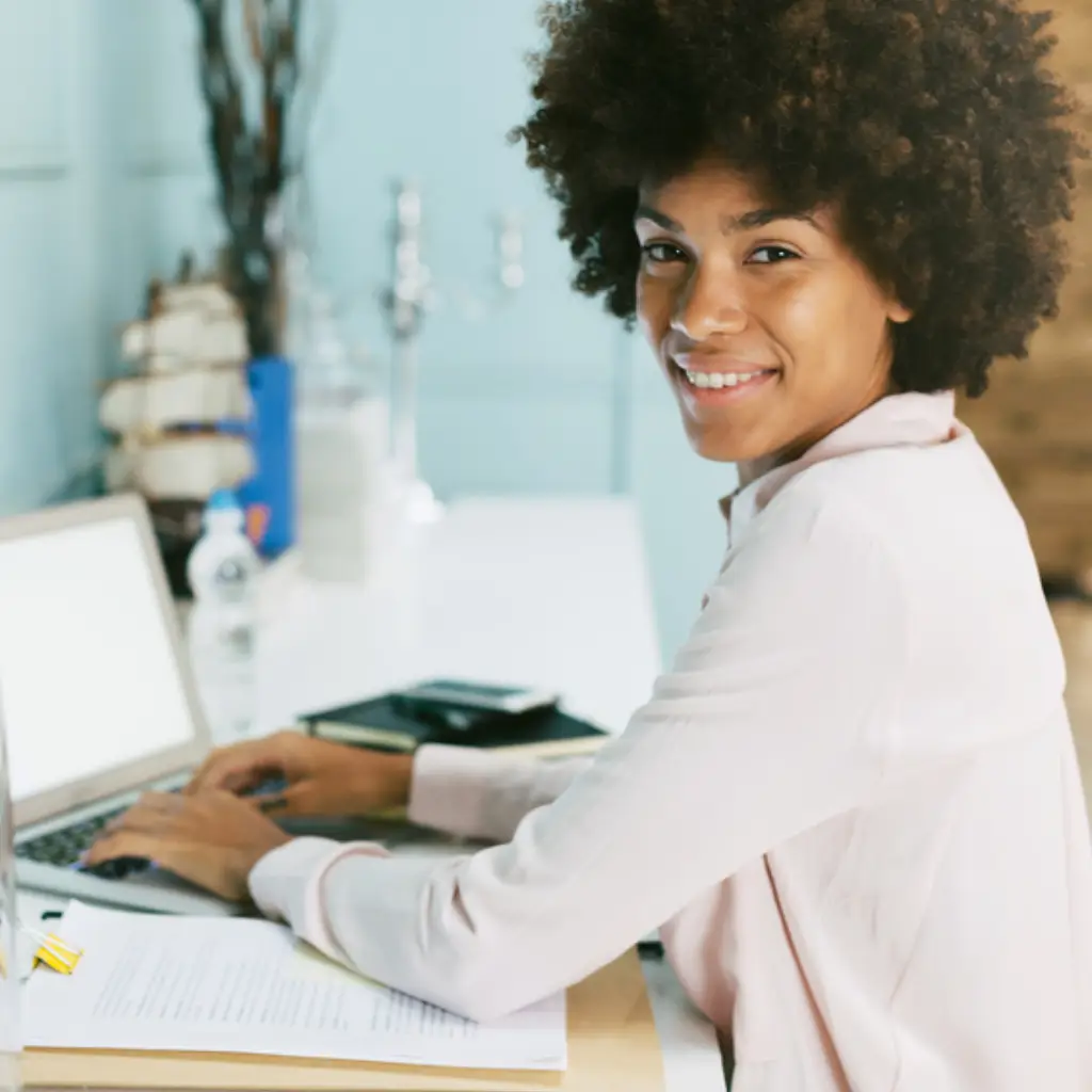 Professionnel souriant observant un tableau de bord SEO automatisé avec de bons résultats.