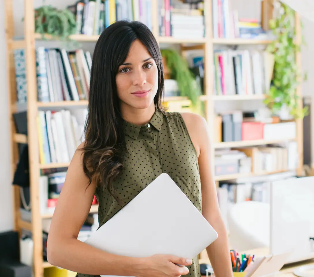 Profesional de negocios usando herramientas de automatización de LinkedIn